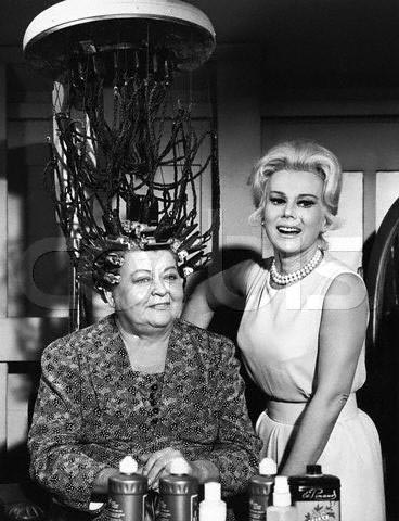 Lisa Helps Mrs. Ziffel Get Beautified